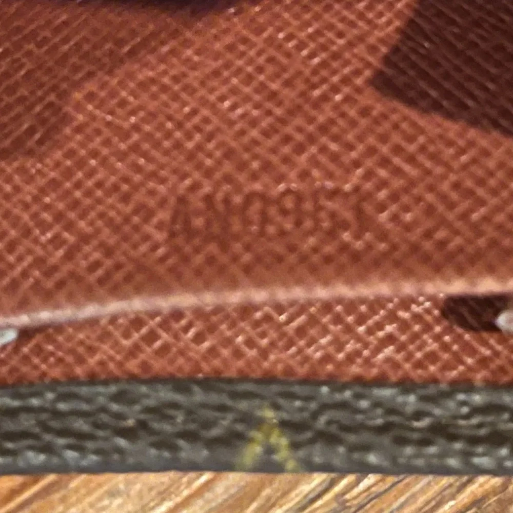 Louis Vuitton Vintage 1991 Compact Wallet EUC - Picture 10 of 16